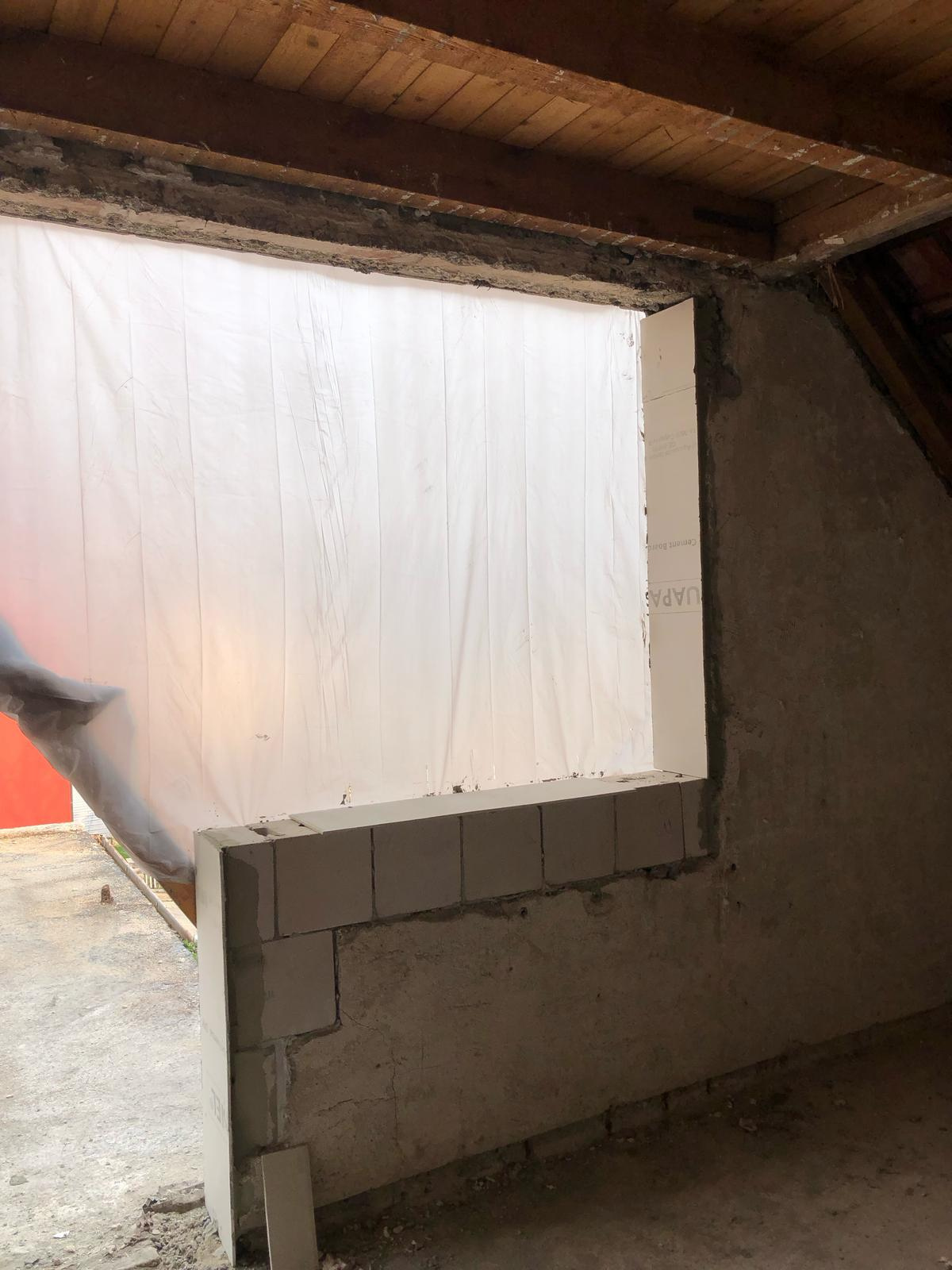 Brüstungshöhe auf 1 m angepasst – ideal für bodentiefe Fenster und barrierearme Raumgestaltung, sicher und präzise umgesetzt.